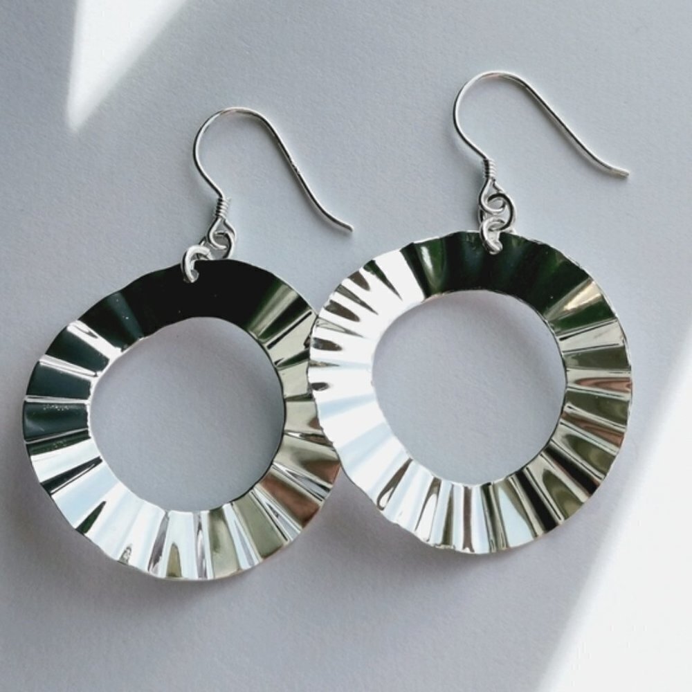 𝅺NWT sterling silver dangling crinkle hoop earrings